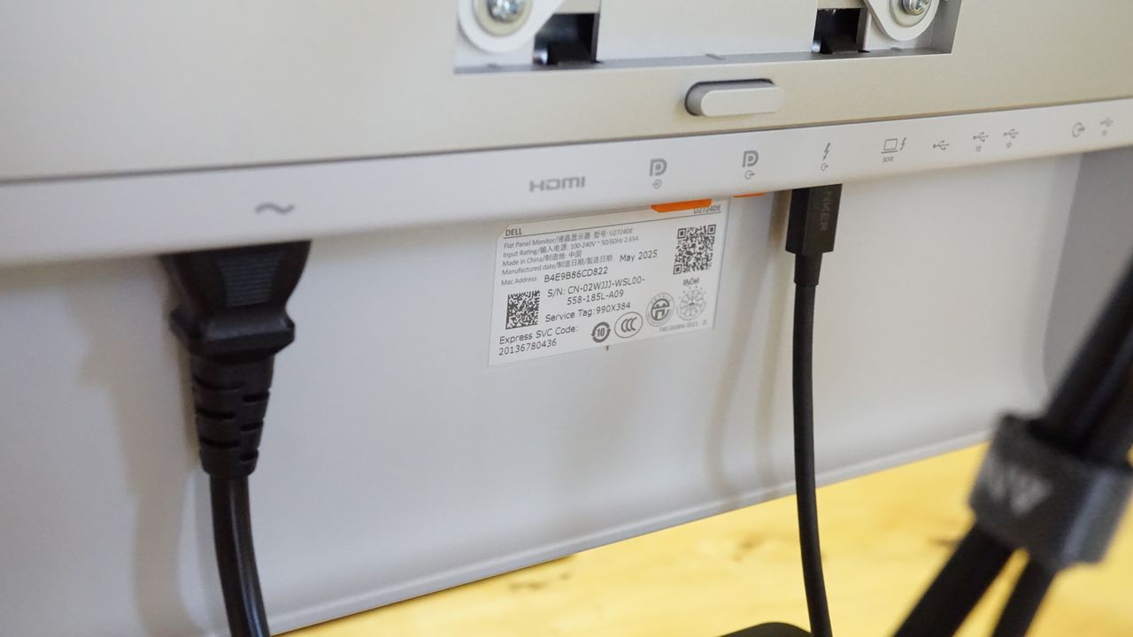 右側の細いケーブルがThunderbolt4ケーブル