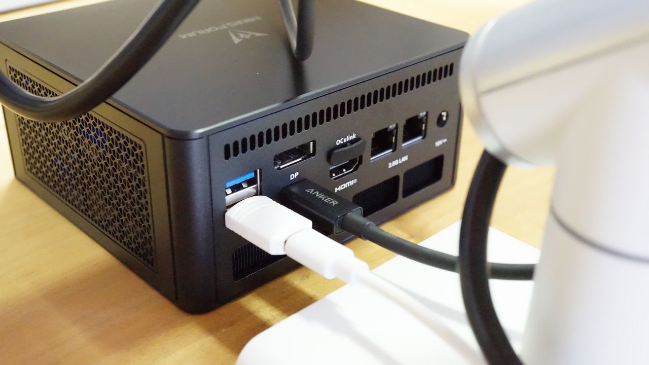 白いケーブルはUSB接続のスピーカへ、黒いケーブルはディスプレイとの接続のThunderbolt4ケーブル